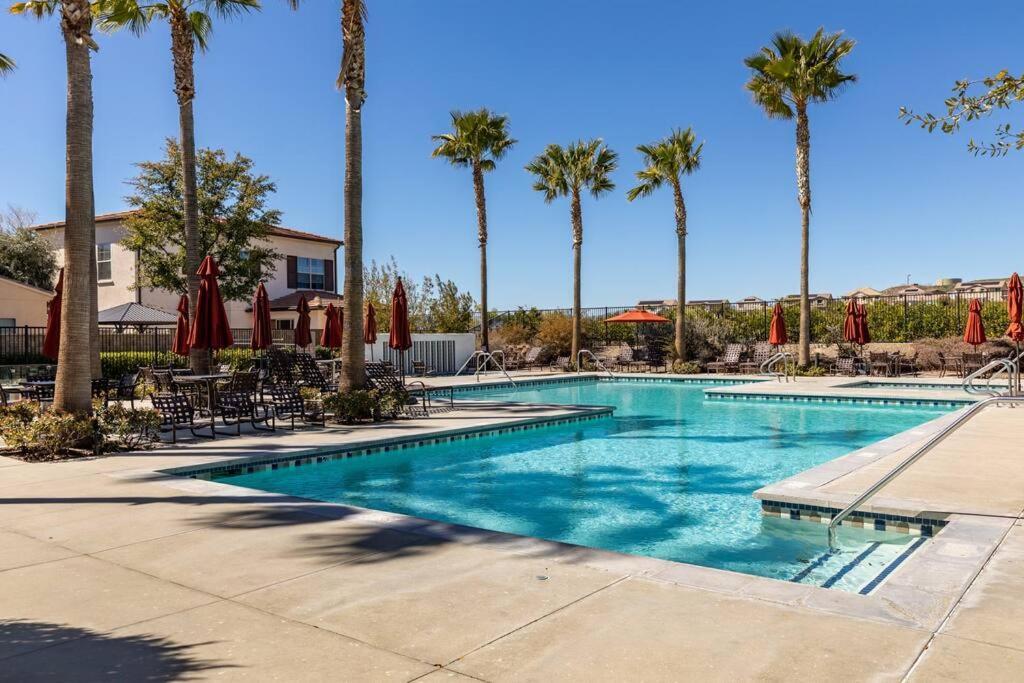 Goode Homes Luxury Villa With Community Pool And Spa Santa Clarita Exterior photo