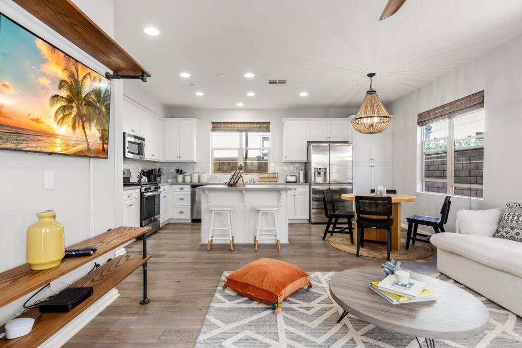 Goode Homes Luxury Villa With Community Pool And Spa Santa Clarita Exterior photo