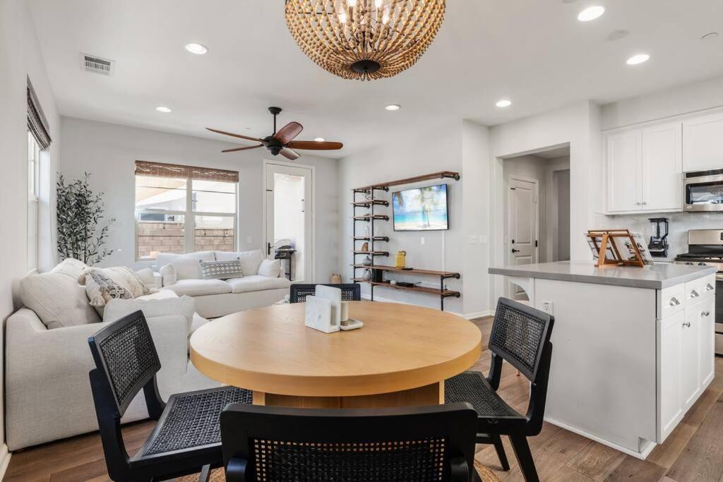 Goode Homes Luxury Villa With Community Pool And Spa Santa Clarita Exterior photo